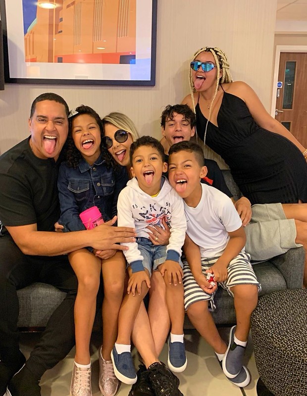 Carla Perez e Xanddy e os filhos posam com os sobrinhos/primos, filhos do irmão de Carla (Foto: Reprodução/Instagram)