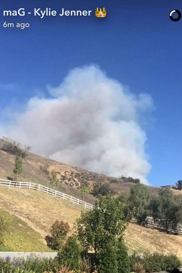 Incêndio chega próxima da casa de Kylie Jenner (Foto: Reprodução / Snapchat)