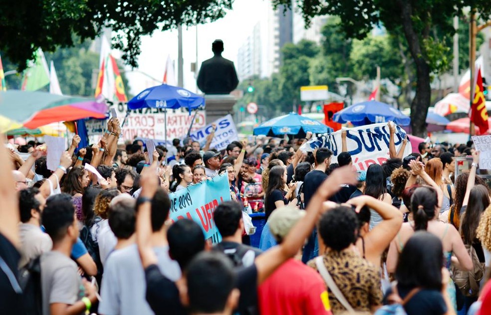 Rio de Janeiro, 16h08: Manifestantes se aglomeram no Centro do Rio — Foto: Marcos Serra Lima/G1