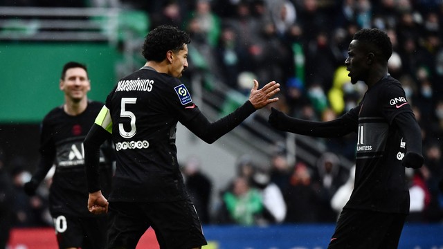 Marquinhos marca o gol de empate do Paris Saint-Germain contra o Saint-Étienne
