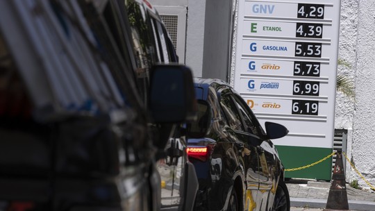 Preço da gasolina cai nos postos pela terceira semana seguida, diz ANP 