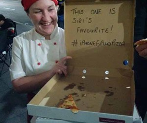 Pizzaria ofereceu comida aos futuros donos do novo iPhone 6 (Foto: Breno Masi / Instagram)