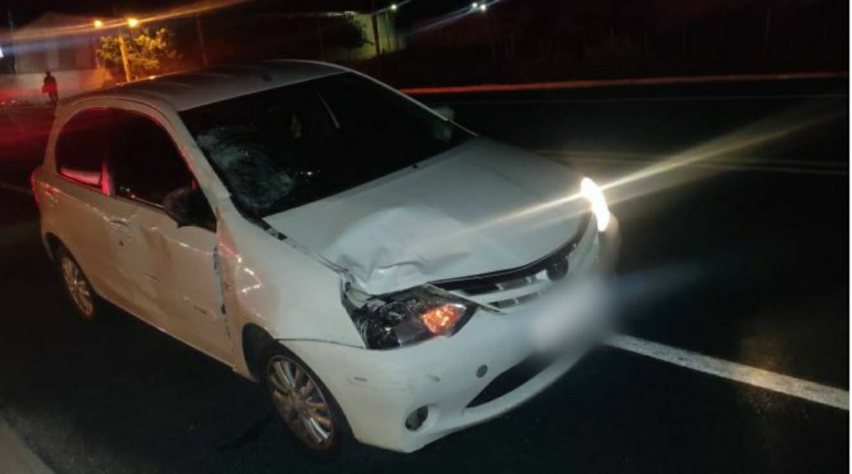 Duas pessoas são atropeladas por carros na LMG-653, em Montes Claros, e uma morre no local 