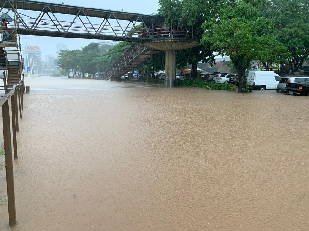 Avenida ACM, onde ocorre obra do BRT totalmente tomada pela chuva nesta terça-feira (26) — Foto: Victor Silveira/TV Bahia