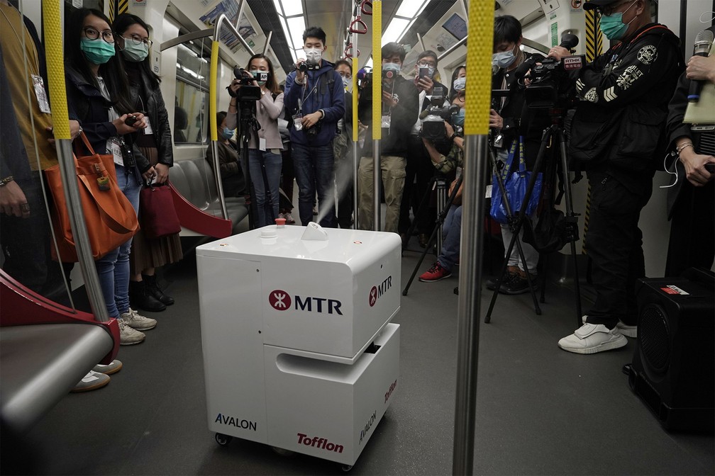 11 de março - Robô que borrifa peróxido de hidrogênio vaporizado é exibido à imprensa dentro de um vagão do metrô em Hong Kong, na China. Uma das principais redes de metrô de Hong Kong, a MTR colocou 20 robôs do tipo para esterilizar os vagões de seus trens — Foto: Kin Cheung/AP