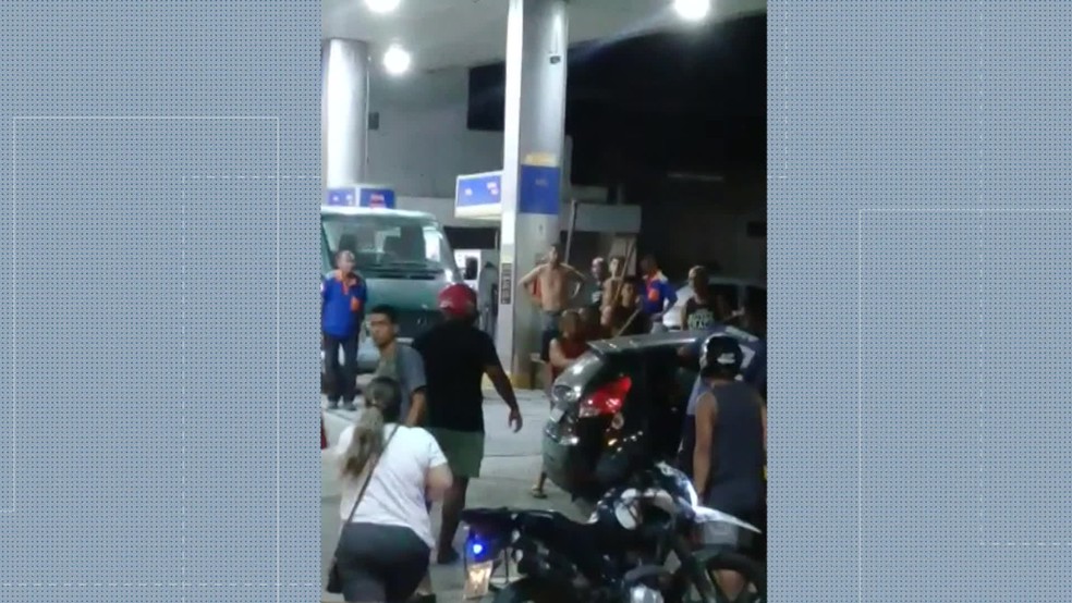 Dois torcedores foram agredidos em um posto de combustíveis na Baixada Fluminense — Foto: Reprodução/ TV Globo