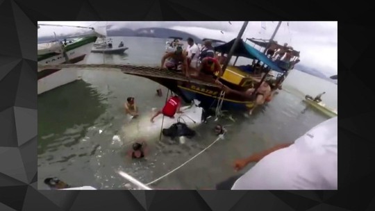 Vídeo mostra tentativa de resgate de vítima de queda de avião