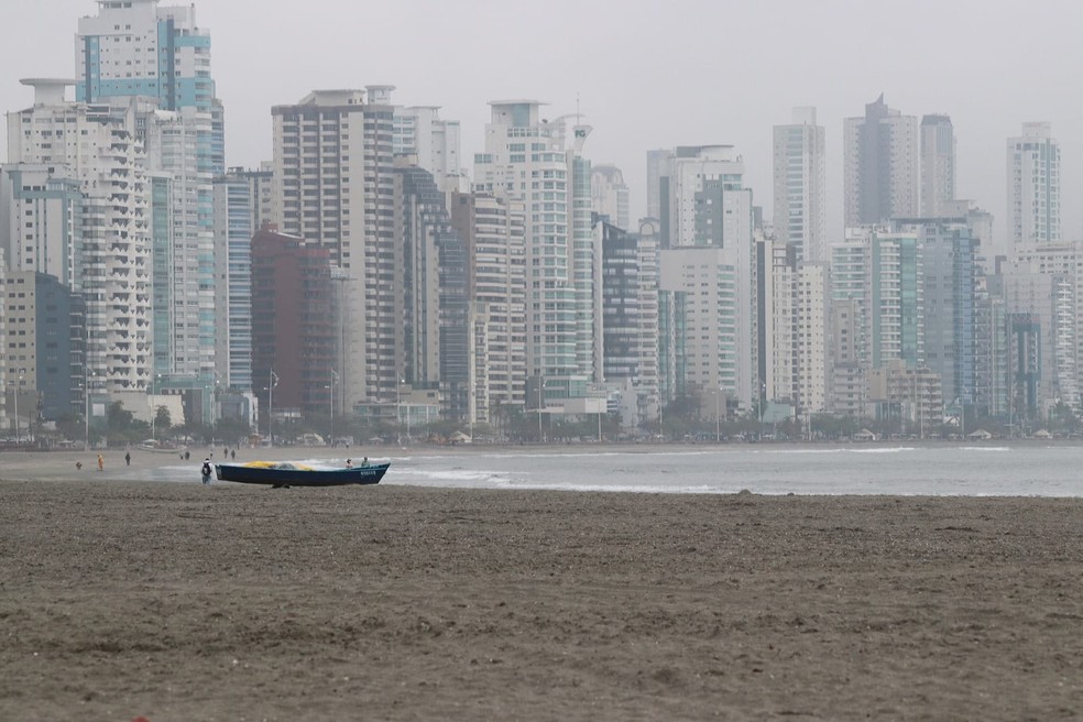 Prefeitura pede aten&ccedil;&atilde;o dos banhistas nos primeiros dias, enquanto areia se acomoda &mdash; Foto: Luiz Souza/NSC TV