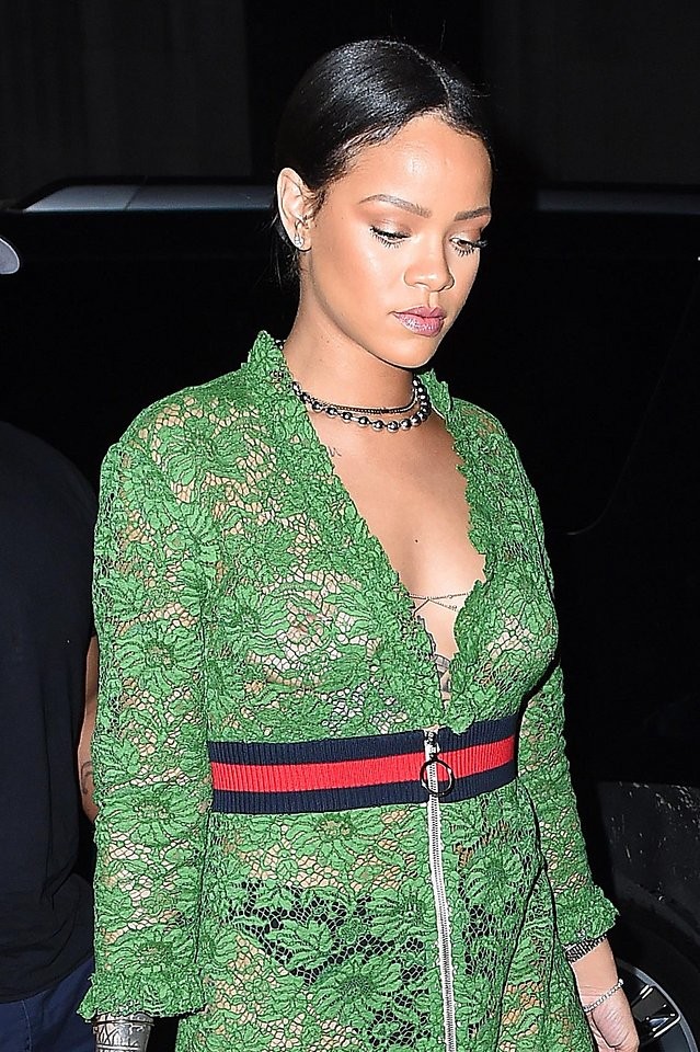 Como Rihanna usa um vestido de renda da Gucci? Sem sutiã, ora bolas! (Foto: Getty Images)