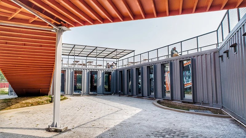 Arquitetos criam restaurante com contêineres reciclados na Índia (Foto: Divulgação)