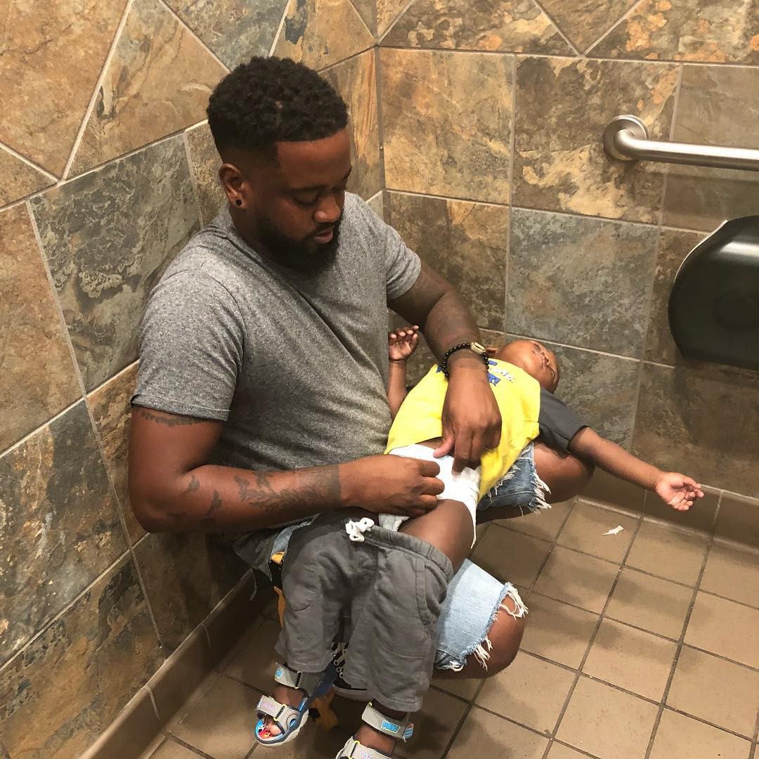 Foto de Donte Palmer trocando o filho em um banheiro público que gerou revolta online (Foto: Reprodução Instagram)