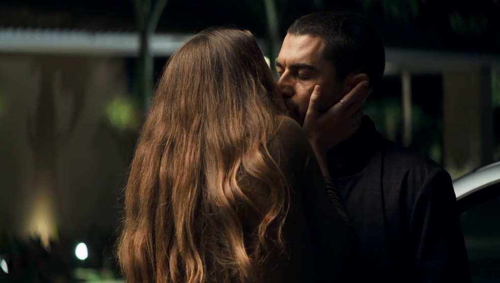 Em 'A Dona do Pedaço', Fabiana (Nathalia Dill) beija Camilo (Lee Taylor) e se declara — Foto: TV Globo