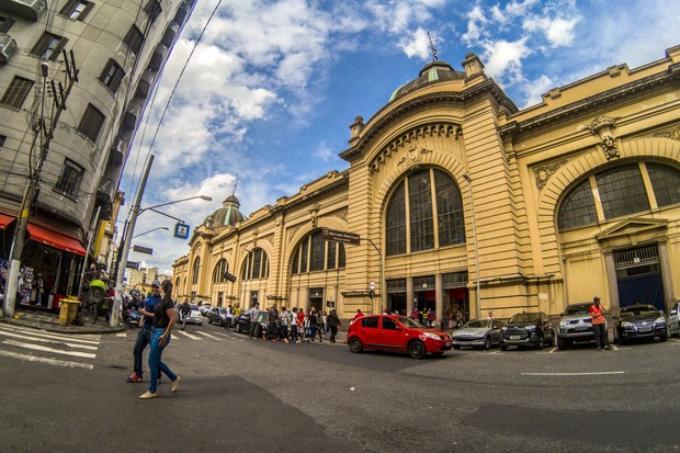 eople shop at the Municipal Market of Sao Paulo in downtown Sao Paulo, Brazil October 5, 2017. After the economy advanced in the second quarter, financial market economists reinforced the positive outlook for the Brazilian economy. In 2017, the estimate f (Foto: NurPhoto via Getty Images)