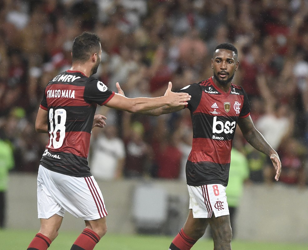 Thiago Maia e Gerson foram os volantes depois da expulsão de Arão — Foto: André Durão/GloboEsporte.com