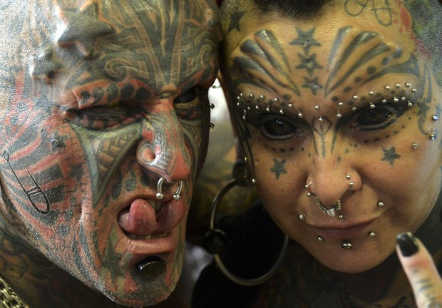 Conheça o casal que tem o corpo quase todo coberto por tatuagens 