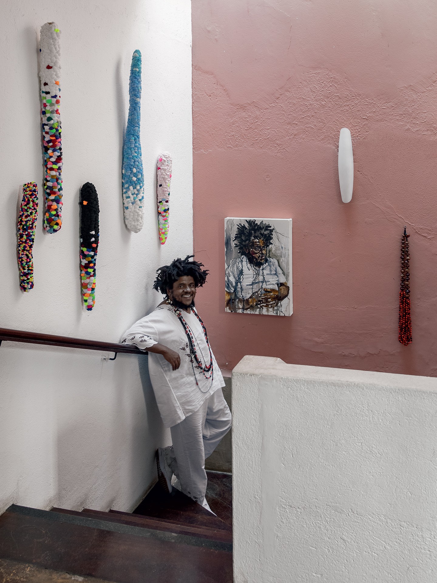 Artista e babalorixá abre as portas de sua casa de 400 m² repleta de obras (Foto: Ruy Teixeira)