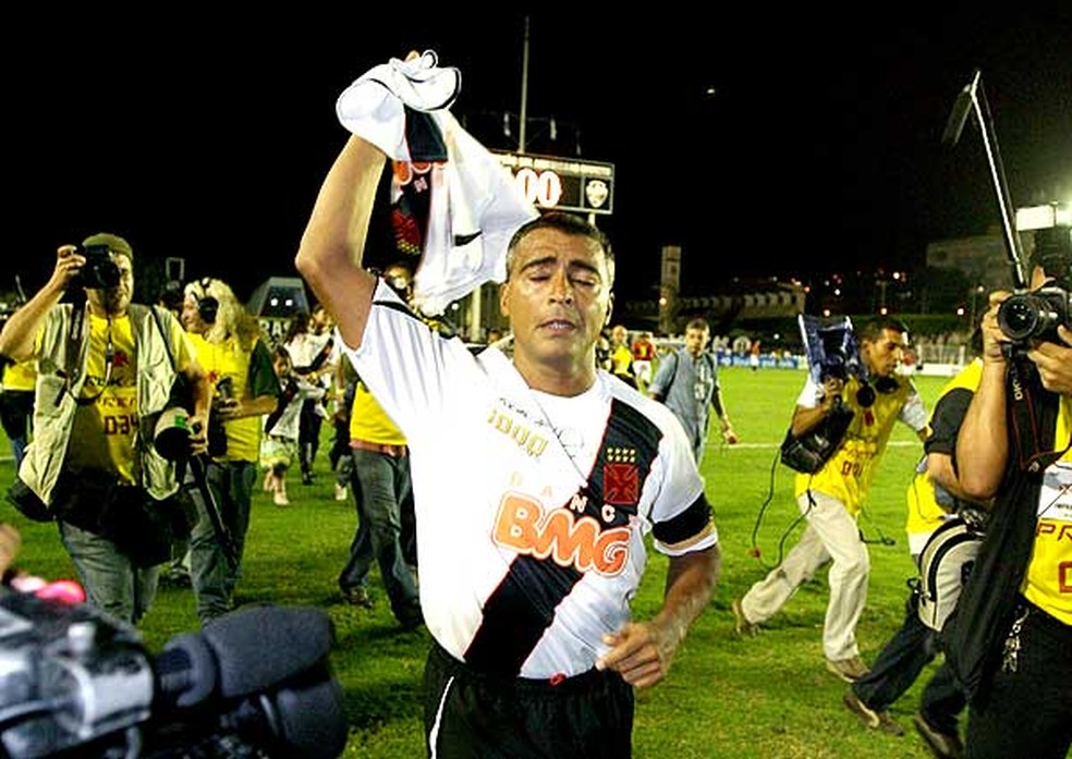 Romário celebra o milésimo gol na carreira profissional, marcado com a camisa do Vasco — Foto: Lancepress!
