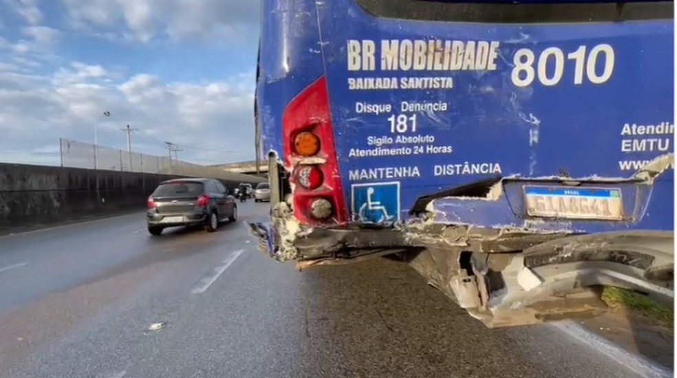 Traseira de ônibus intermunicipal ficou destruída após colisão na Rodovia dos Imigrantes, em SP. — Foto: Reprodução/ Matheus Croce/ g1