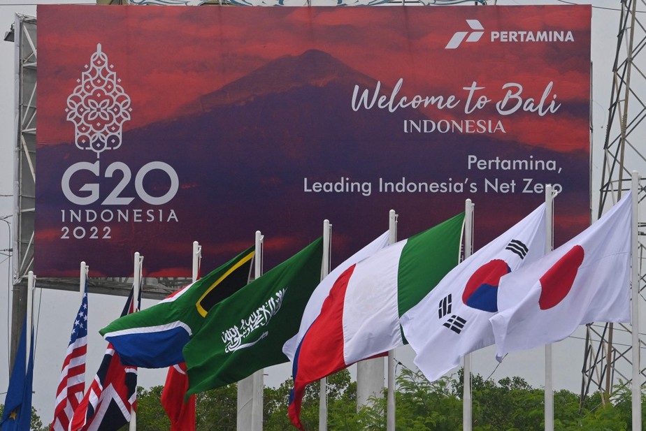 As bandeiras dos países membros do G20 são hasteadas antes da Cúpula do G20 em Nusa Dua, ilha de Bali, na Indonésia