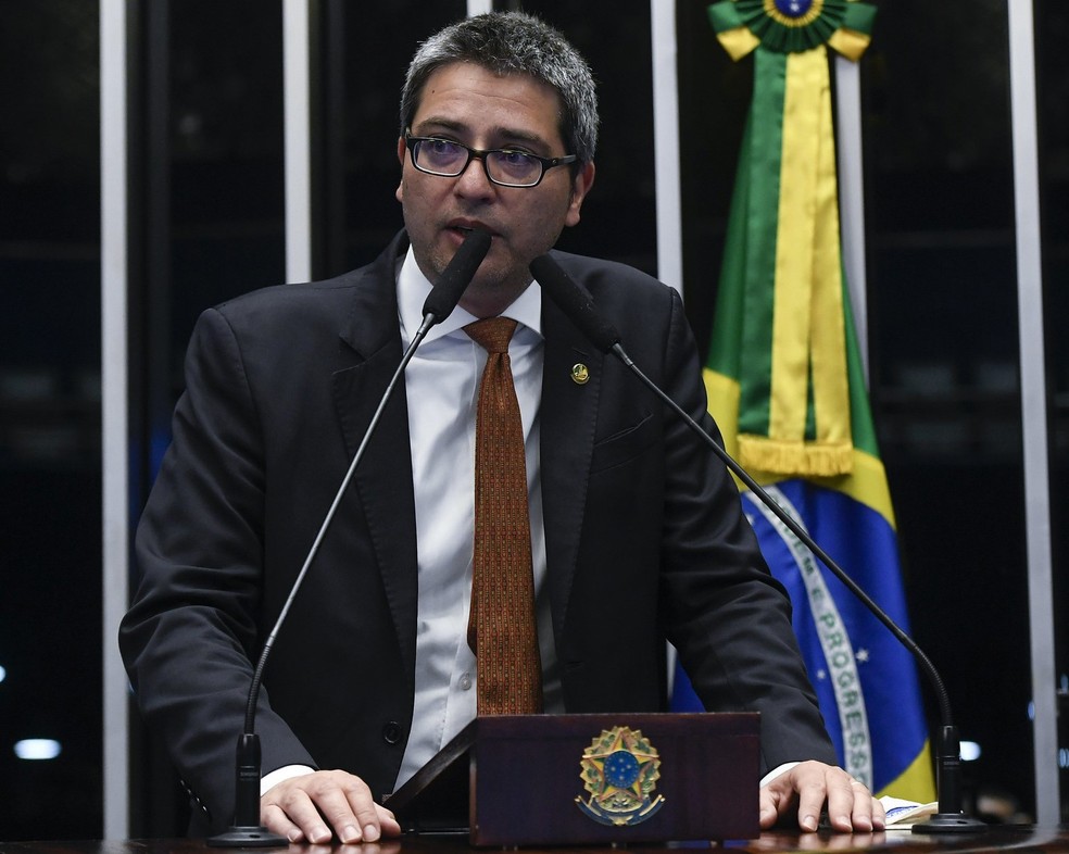 O senador Carlos Portinho (PL-RJ) durante discurso no plenário do Senado sobre passaporte de vacinação — Foto: Jefferson Rudy / Agência Senado