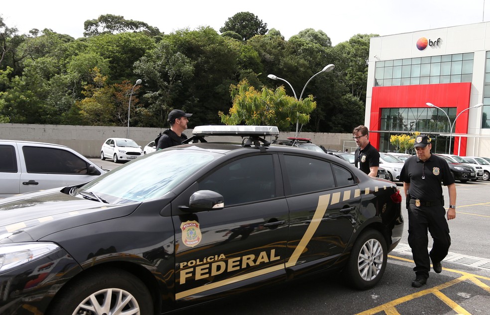 Membros da Polícia Federal deixam a sede da BRF Brasil Foods, em Curitiba, durante a 3ª fase da Operação Carne Fraca (Foto: Geraldo Bubniak/Reuters)