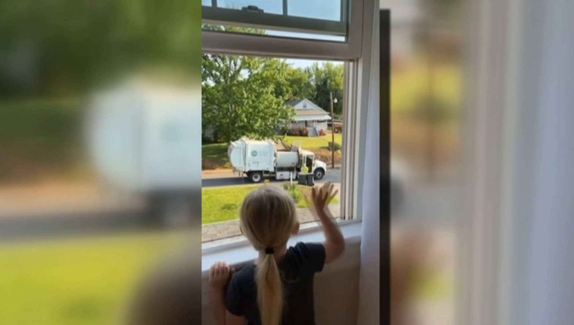 Menina de 3 anos vira fã de caminhão de lixo e fica amiga do lixeiro nos EUA