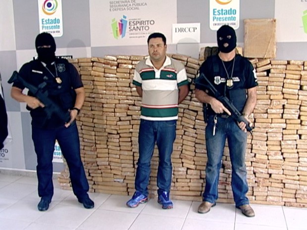 Uma tonelada de maconha é apreendida. (Foto: Reprodução/TV Gazeta)