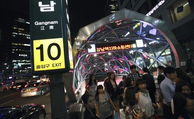 Estação do opulento distrito de Gangnam, em Seul, em 2012 (Foto: AP/Hye Soo Nah)