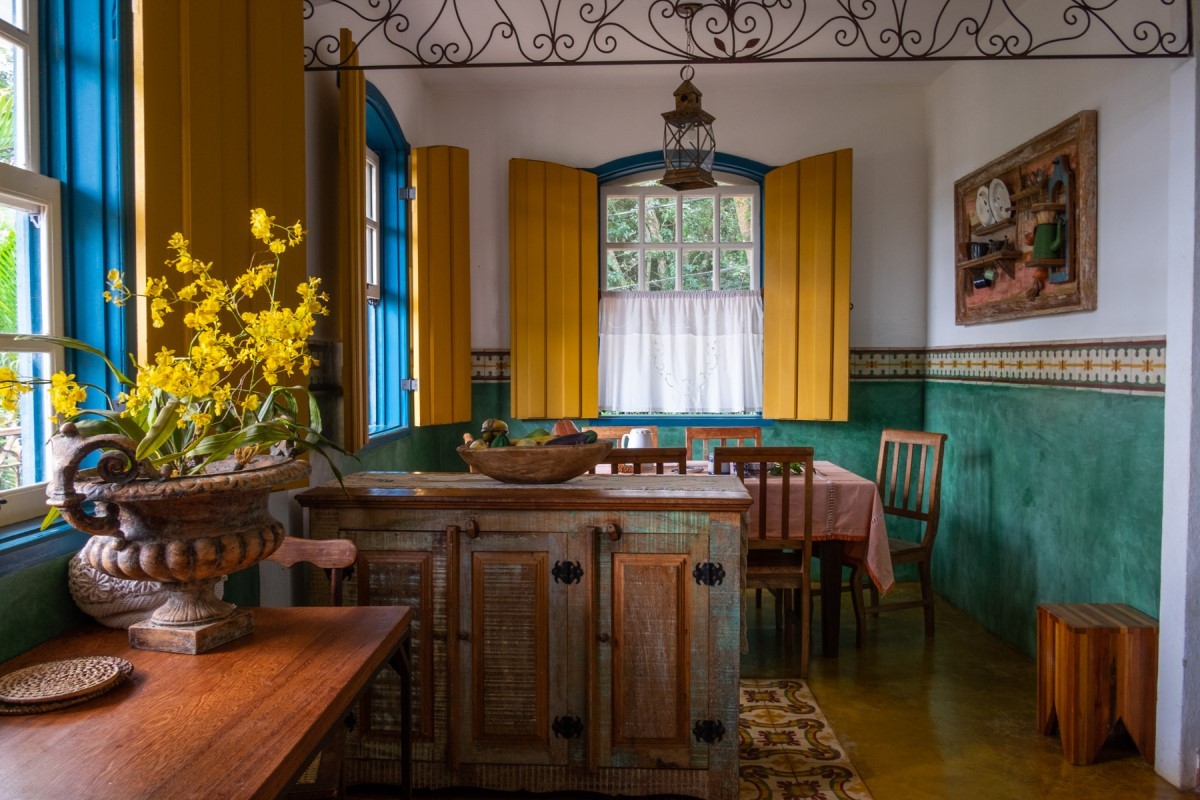 Sala de jantar da casa construída em estilo colonial por Wagner Trindade e sua esposa, a quem chama carinhosamente de Cherry. Tiradentes-MG, pelo projeto BrasisQueVi (Foto: @marcelooseas em colaboração com @gabrielfernandesarch)