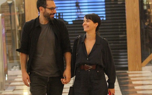 Em aparição rara, Débora Falabella e namorado passeiam de mãos dadas no Rio