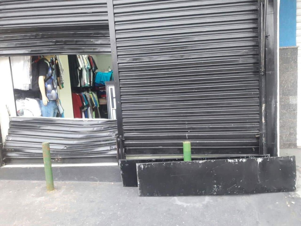 Moradores expulsam criminosos durante furto a loja na zona sul de São José (Foto: Arquivo Pessoal)