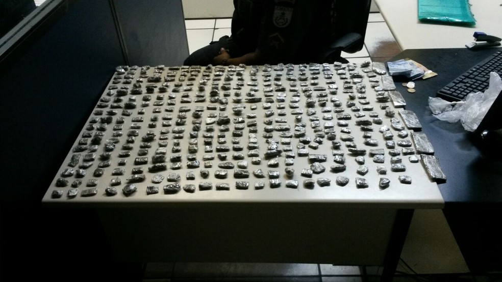 Drogas apreendidas, em Petrópolis, estavam escondidas dentro de uma lixeira do ônibus (Foto: Polícia Militar | Divulgação)