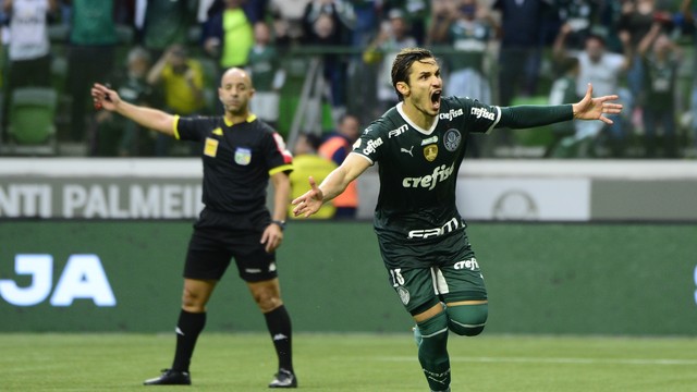 Raphael Veiga comemora gol do Palmeiras contra o Goiás