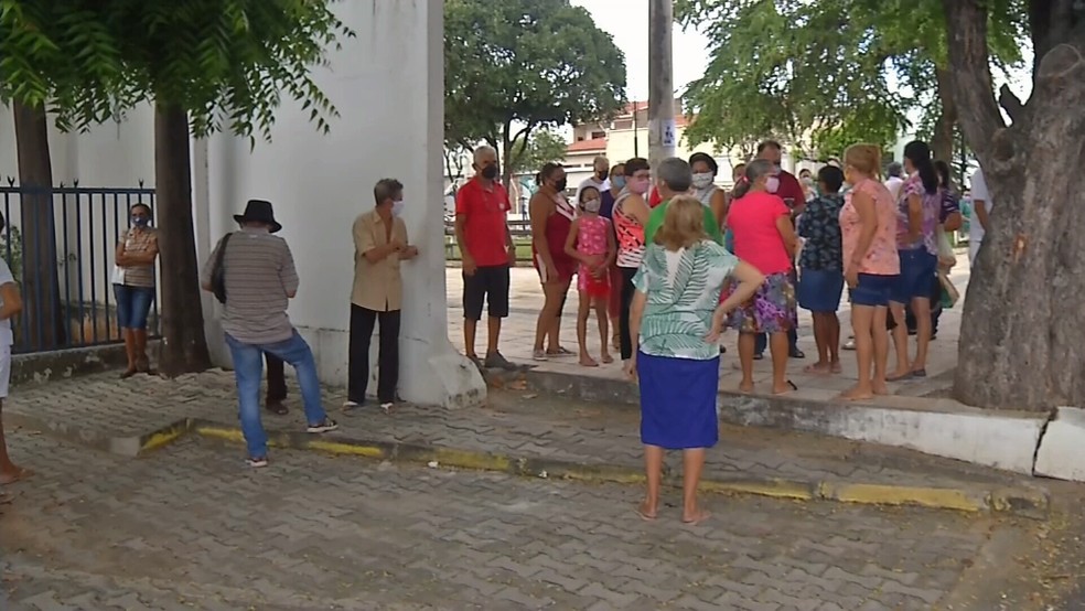 Idosos que buscaram segunda dose da vacina contra Covid-19 em Juazeiro do Norte, no Ceará, não receberam o imunizante. — Foto: TVM/Reprodução