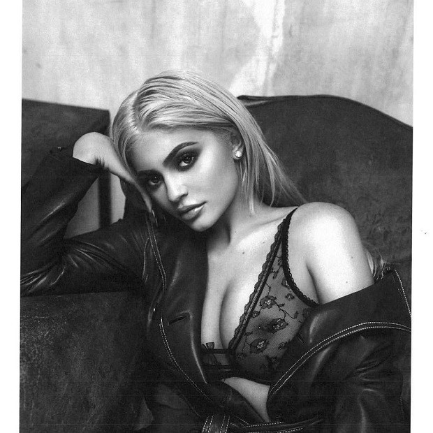 Hot Kylie Jenner Posa Sensual De Lingerie Quem Quem News 