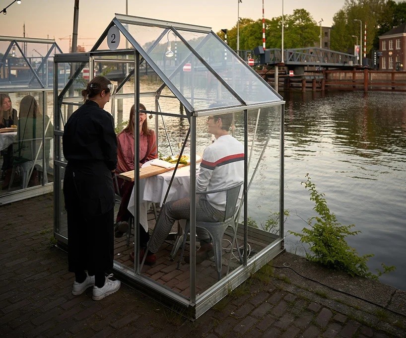 Restaurante em Amsterdã instala estufas para manter isolamento entre clientes  (Foto: Willem Velthoven)