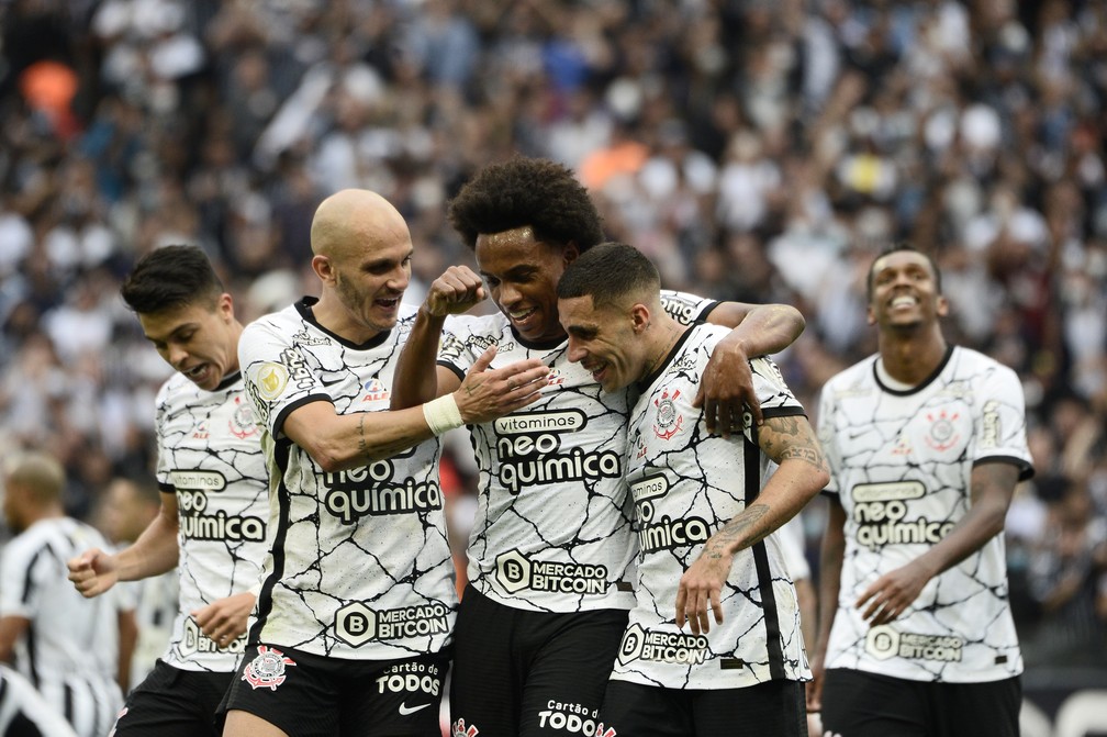 Análise: Corinthians vence clássico, volta ao G-4 e adocica por um dia a amargura do torcedor em 2021