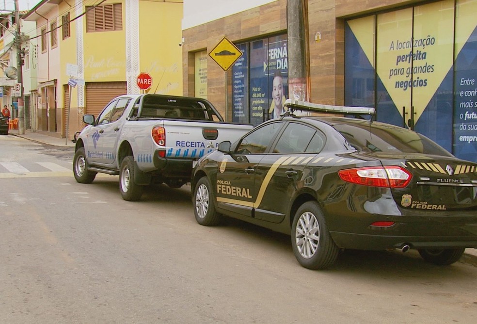 Polícia e Receita Federal cumpriram mandados em São Gonçalo do Sapucaí — Foto: Reprodução/EPTV