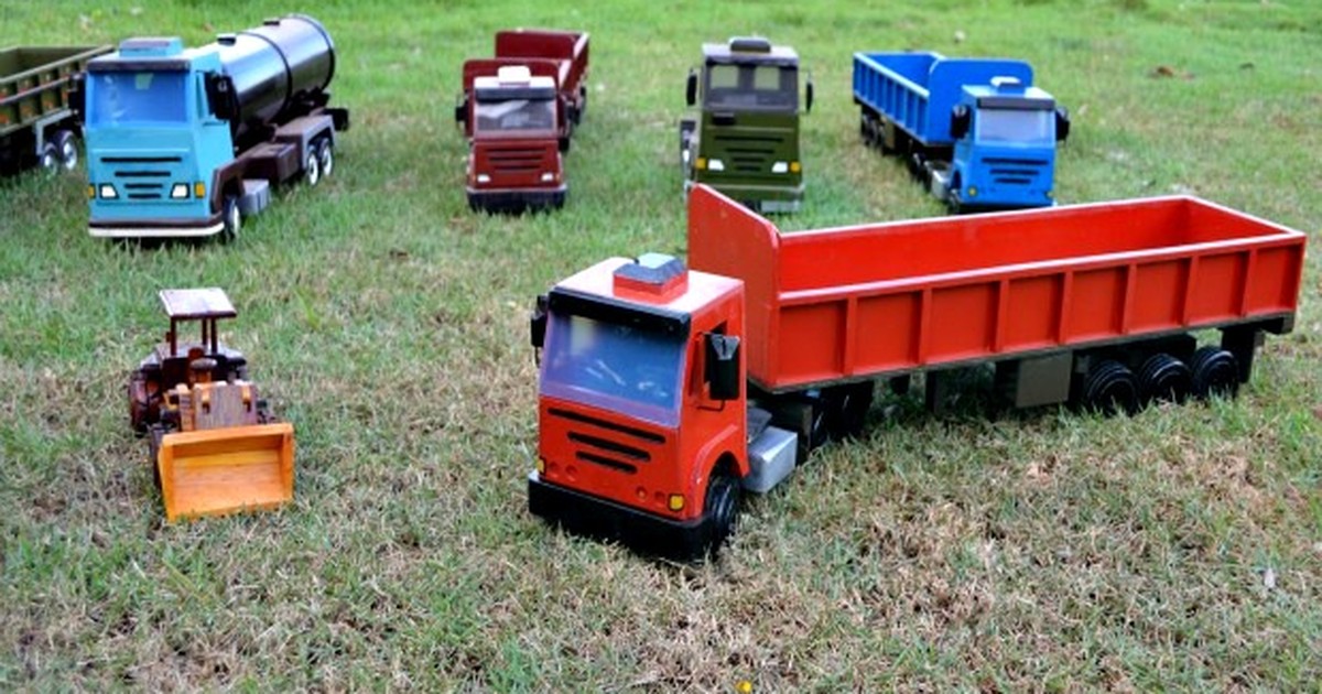 G1 - Artesão de RO transforma pedaços de madeira em miniaturas de caminhões  - notícias em Rondônia