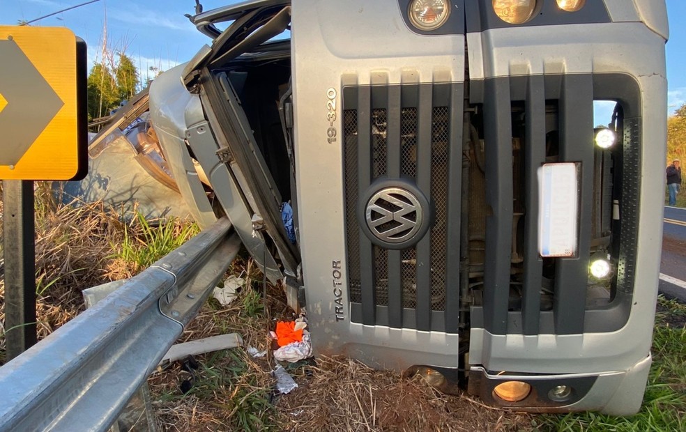 Motorista de caminhão que tombou em Piraju teve ferimentos leves — Foto: Minuto do Amorim/Divulgação