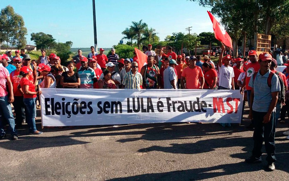 Manifestantes fecham estradas na Bahia em atos para apoiar Lula  (Foto: Divulgação/PRF)