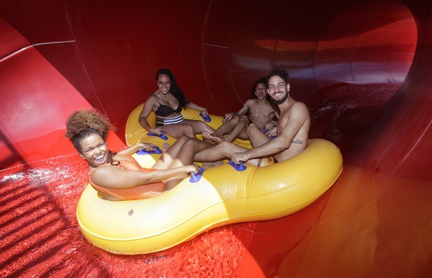 Jeniffer Nascimento e Jean Amorim se divertem em atrações de parque aquático (Foto: Bruno Gomes )