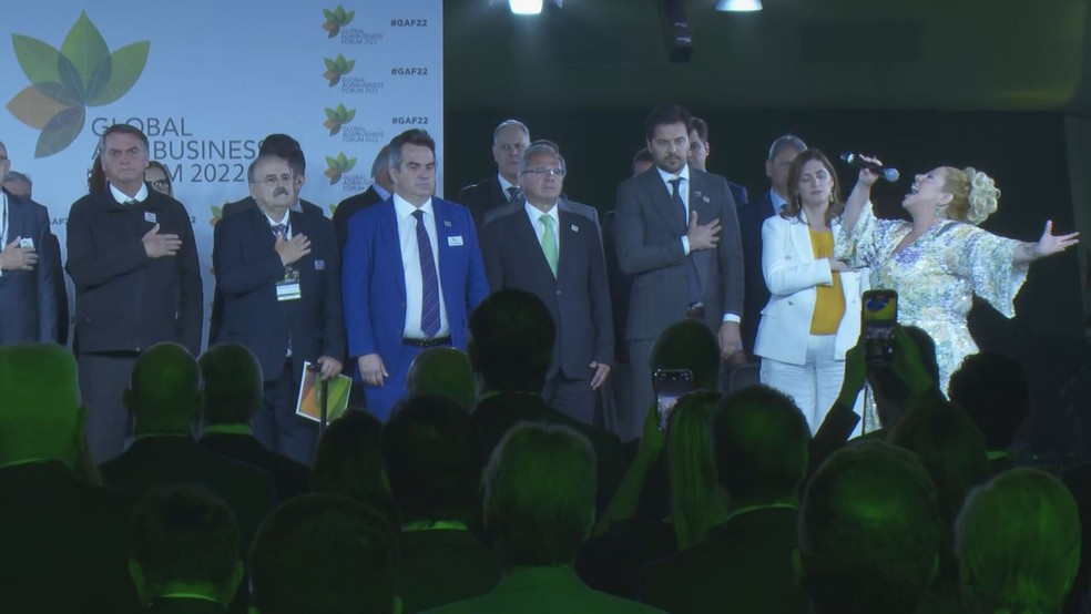 O presidente Jair Bolsonaro (PL) participa da abertura da Global Agribusiness Fórum 2022, em São Paulo, nesta segunda-feira (25), ao lado de ministros de Estado. — Foto: Reprodução/TV Globo