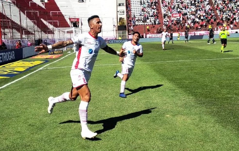 Lucas Barrios é um dos principais nomes do Huracán na atual temporada — Foto: Divulgação/Huracán