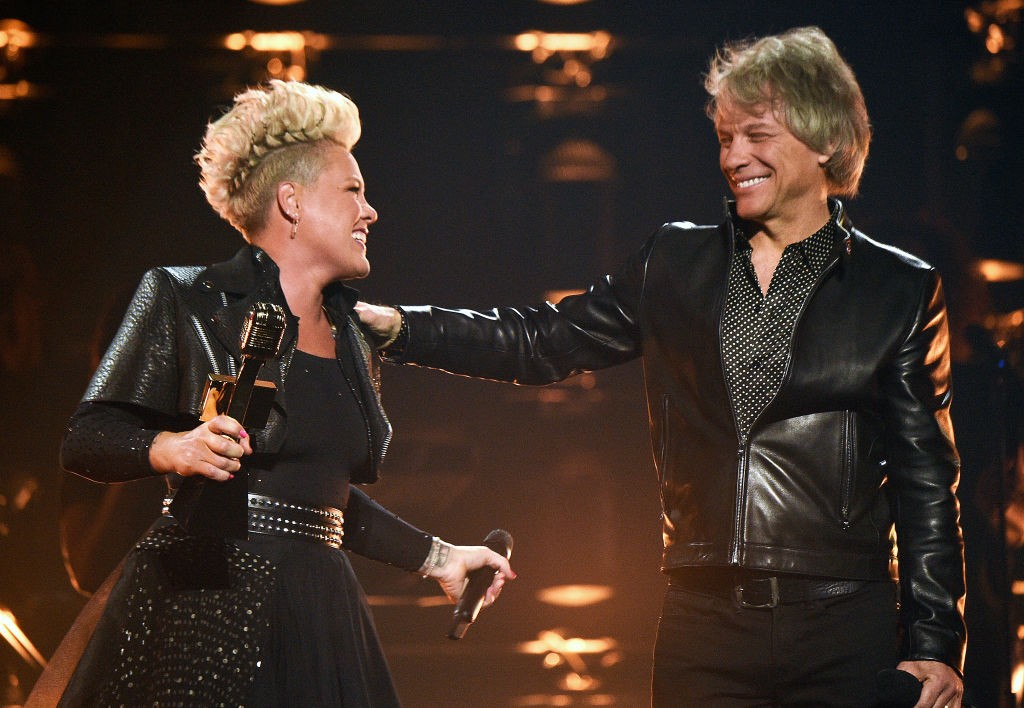 LOS ANGELES, CALIFORNIA - MAY 23: (L-R) In this image released on May 23, P!nk accepts the Icon Award from Jon Bon Jovi onstage for the 2021 Billboard Music Awards, broadcast on May 23, 2021 at Microsoft Theater in Los Angeles, California. (Photo by Kevin (Foto: Getty Images for dcp)