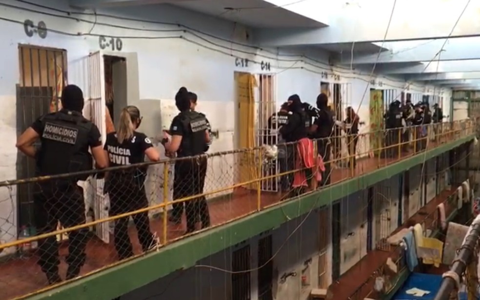Polícia realiza busca e apreensão em celas da Penitenciária Odenir Guimarães — Foto: Reprodução/Polícia Civil