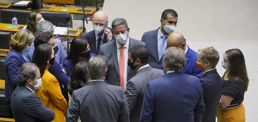 Presidente da Câmara, Arthur Lira, conversa com parlamentares nesta sexta-feira (26) — Foto: Maryanna Oliveira/Câmara dos Deputados