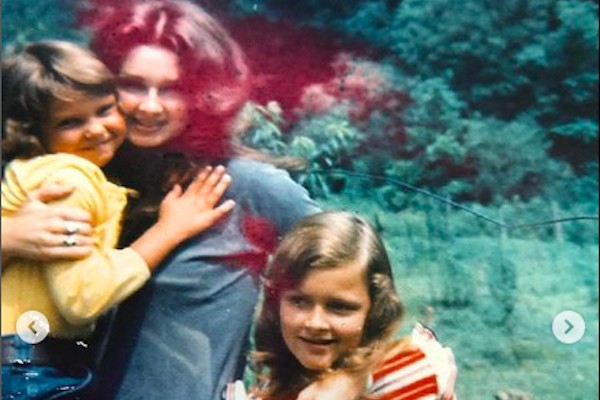 Uma foto de infância da atriz Ashley Judd com ela na companhia da mãe e da irmã (Foto: Instagram)