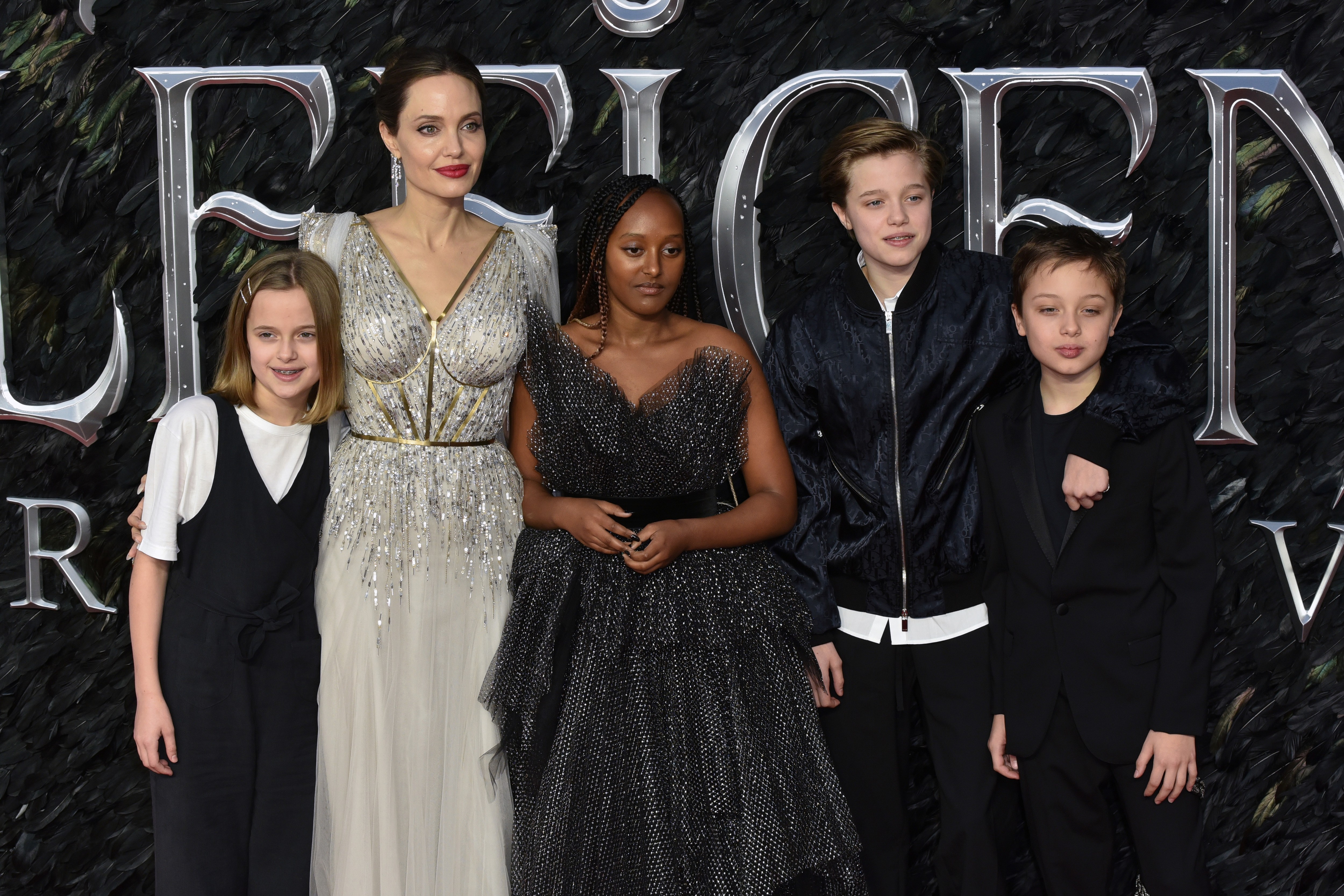 A atriz Angelina Jolie com quatro de seus seis filhos: Vivienne, Zahara, Shiloh e Knox (Foto: Getty Images)