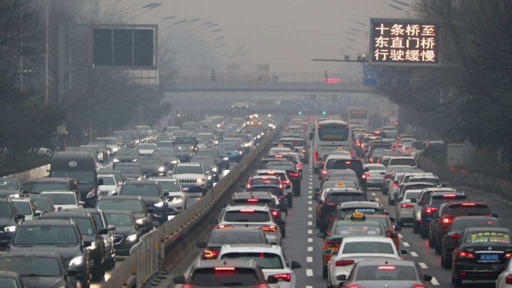  Número de carros em circulação foi restringido com cotas diárias, (Foto: Getty Images via BBC News Brasil)